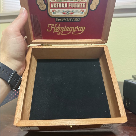 Classic Hemingway Cigar Wooden Box - Picture 9 of 10